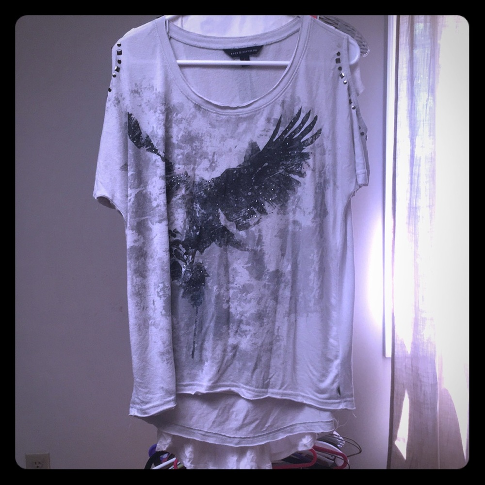 Shirt with the shoulders cut out